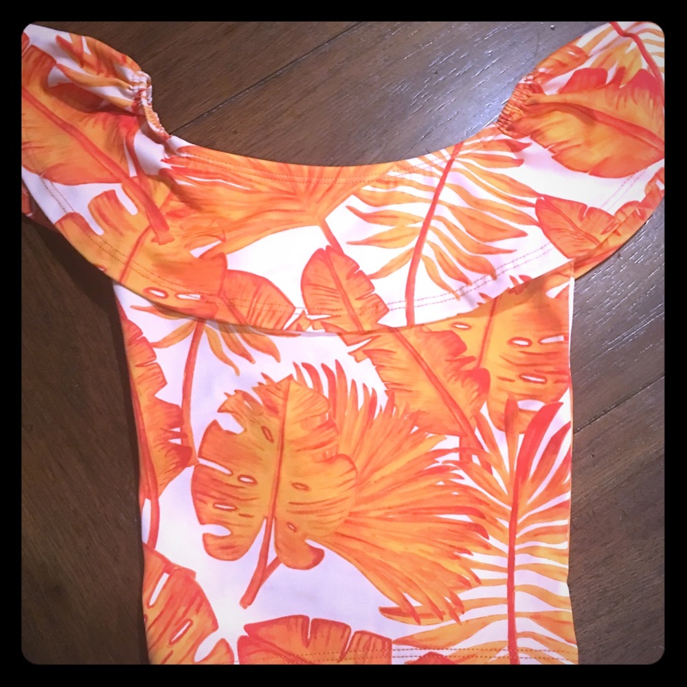 Kortni jeane ruffled all around top